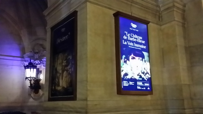Affiche du spectacle "Le château de Barbe-Bleue"de Bartok et "La voix humaine" de Poulenc à l'intérieur de l'Opéra Garnier de Paris - novembre 2015